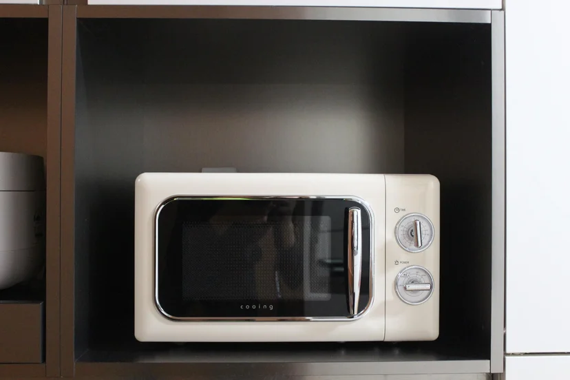 Retro cream microwave oven on dark kitchen shelf (Listing ID : 17787)