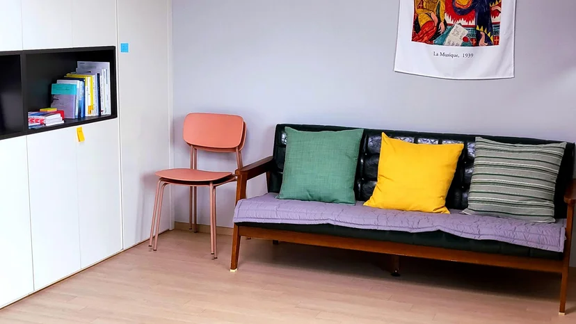 Lounge area with sofa and bookshelf (Listing ID : 3535)