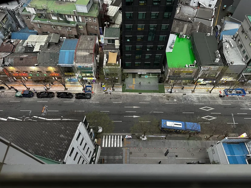 High-angle window view of a central Seoul street with a crosswalk (Listing ID : 10891)