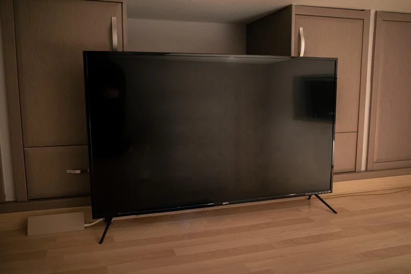 Wood-floor interior with a flat-screen TV and built-in cabinetry (Listing ID : 11396)
