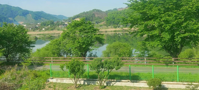 마당에서 바라본 남한강 강뷰와 자전거도로
