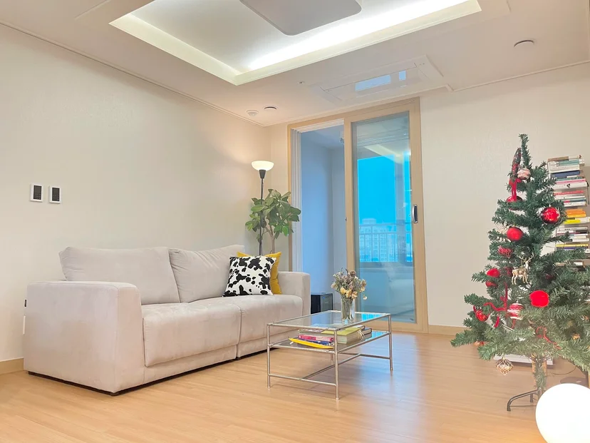 Living room with cream sofa, glass coffee table and balcony sliding door (Listing ID : 11764)