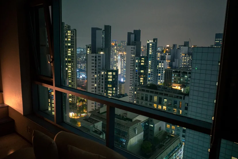 High-floor window over the lit Seoul skyline at night (Listing ID : 11396)