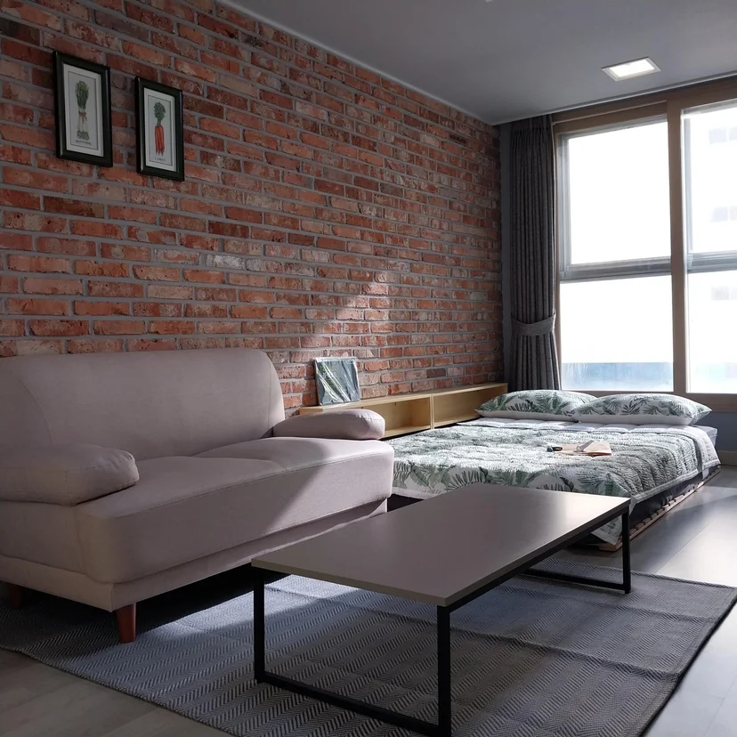 Studio seen from above, with a bed by the window (Listing ID : 14737)