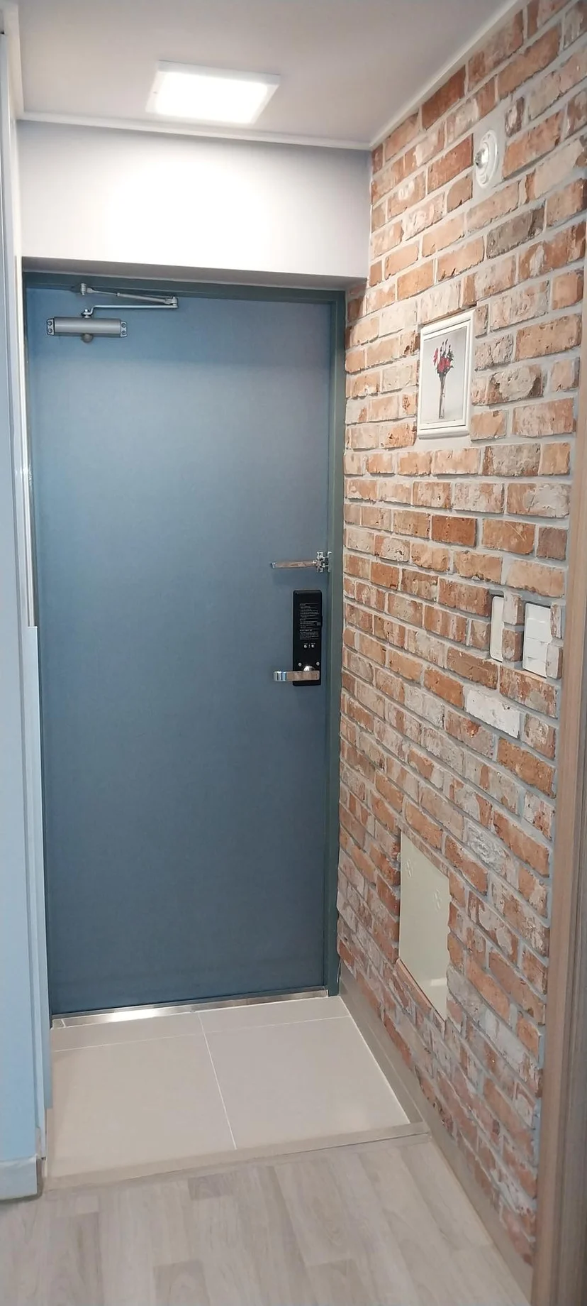 Entry door with a keypad lock (Listing ID : 14737)