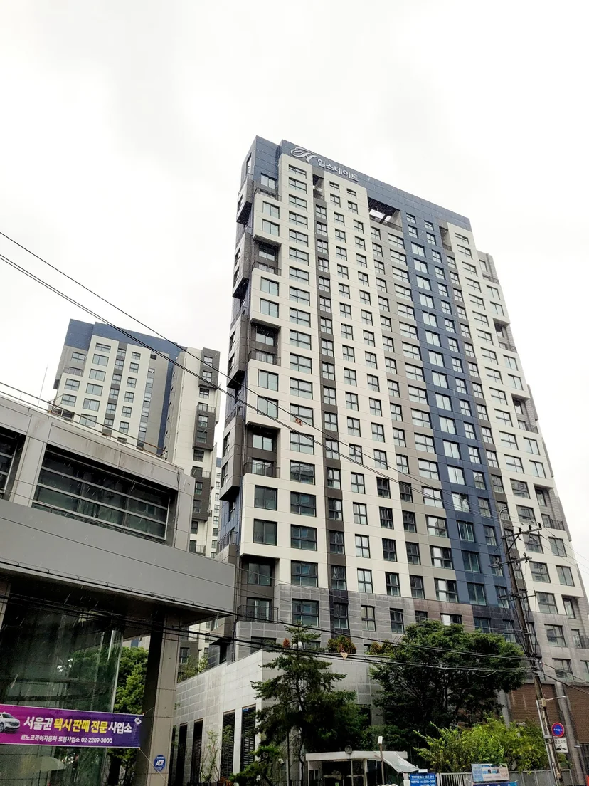 New-build high-rise seen from the street below (Listing ID : 20352)