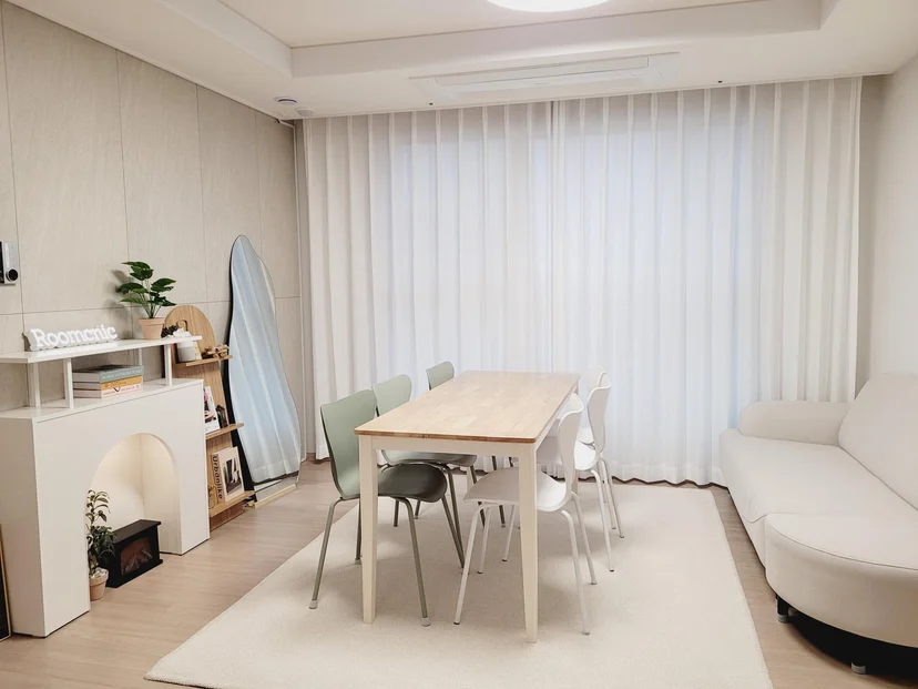 Dining table for six beside the living-room sofa (Listing ID : 20352)