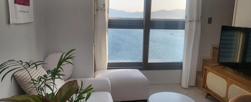 Living area with a sofa and a sea view through the window (Listing ID : 21611)