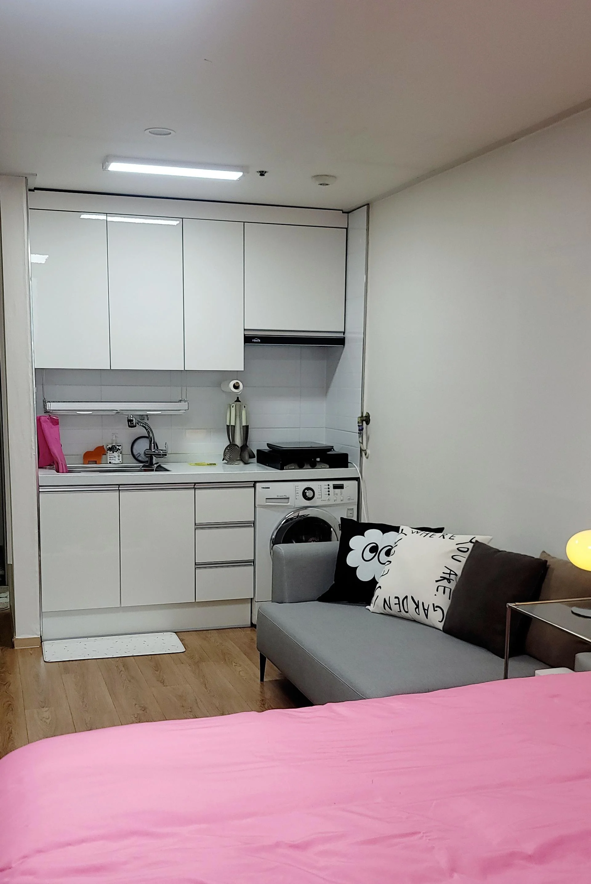 홍대 단기임대 원룸 침대 TV 에어컨 전경