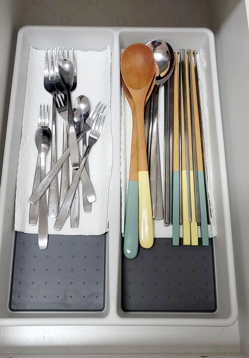 Kitchen drawer with cutlery, chopsticks and serving spoons (Listing ID : 14800)