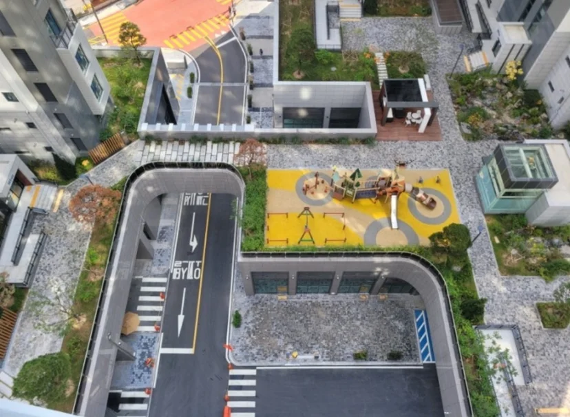 Courtyard playground and garden seen from an upper floor (Listing ID : 20352)