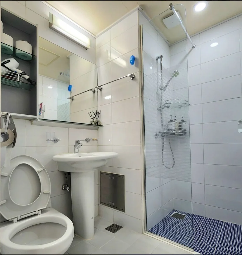 Bathroom with pedestal sink and glass-enclosed shower (Listing ID : 31503)
