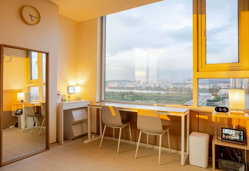 Bright room with a Han River and Seoul skyline view from the desk by the window (Listing ID : 33770)