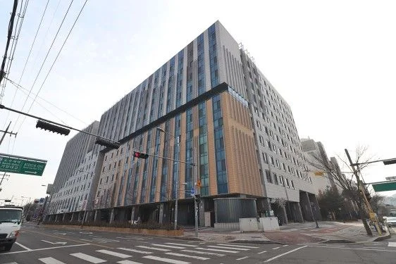 Modern officetel building at a street corner (Listing ID : 34409)
