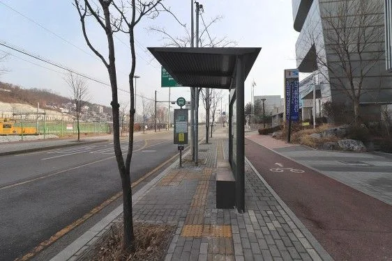Bus stop and cycle lane on the street outside (Listing ID : 34409)