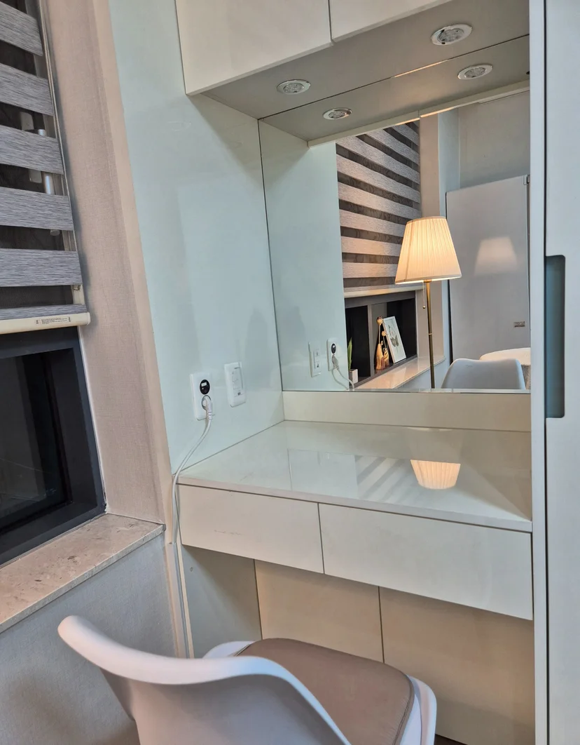 Built-in vanity desk with mirror by the window (Listing ID : 34409)