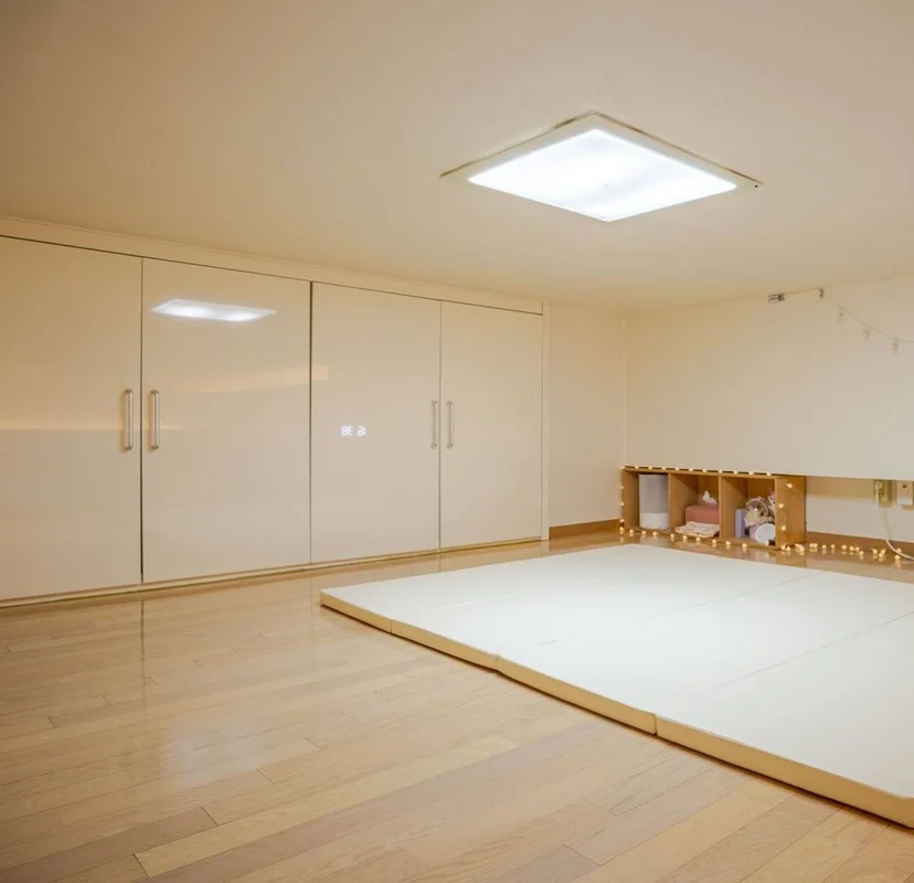 Bright extra room with a built-in wardrobe and wood flooring (Listing ID : 33770)