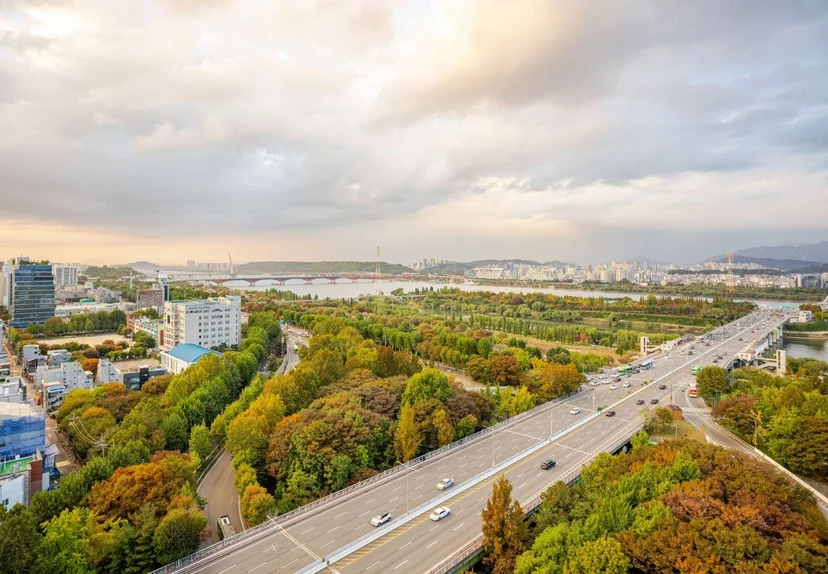 Han River, a bridge, and autumn cityscape seen from the window (Listing ID : 33770)
