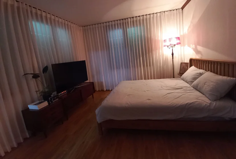 아담한 화장대가 놓인 경주 독채 침실 코너