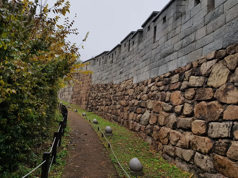 Stone fortress wall with a walking path along it (Listing ID : 40873)