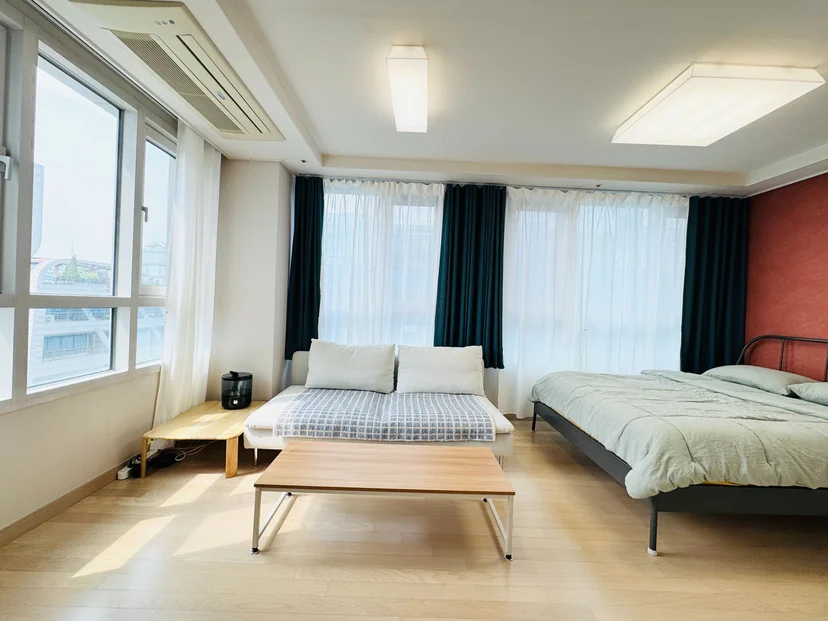Sunlit room with two beds and corner windows (Listing ID : 39296)