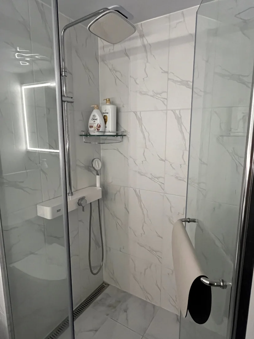 Marble-tiled walk-in shower with rain showerhead (Listing ID : 42899)