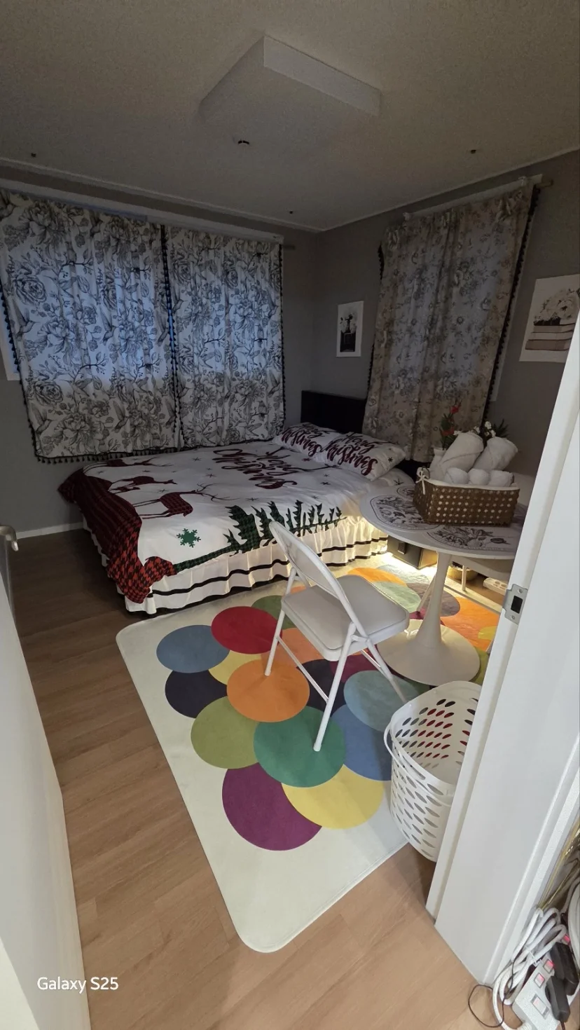 Cozy bedroom with patterned rug, sheer curtains and bedside basket (Listing ID : 30308)