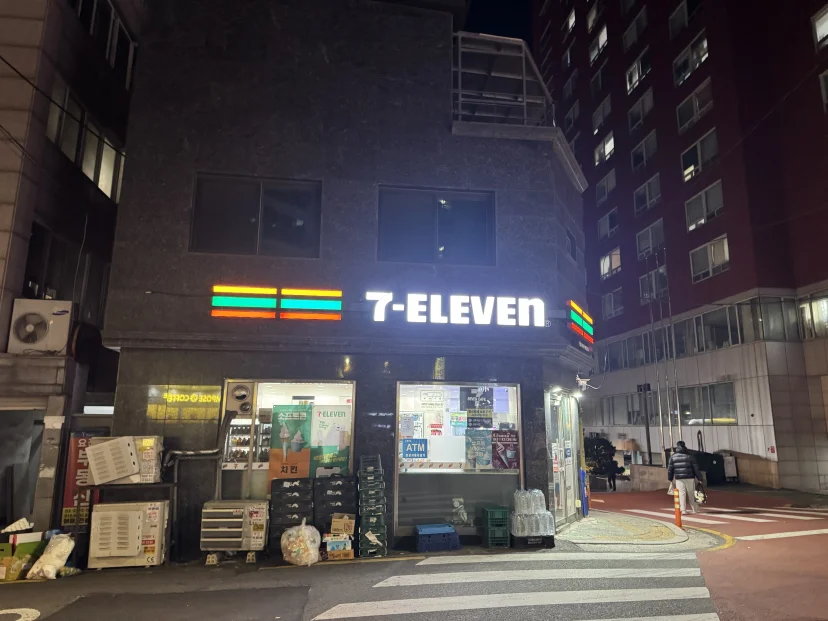 7-Eleven on a lit street corner at night (Listing ID : 45640)