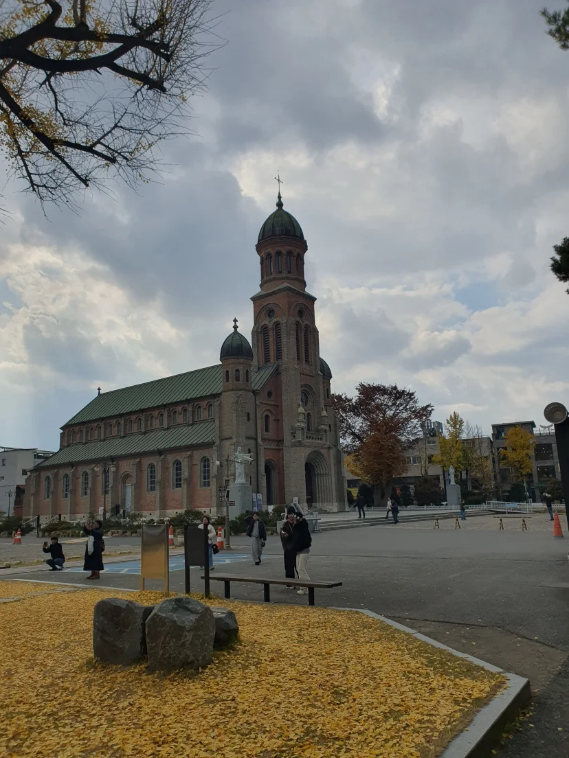 Jeondong Catholic Cathedral with autumn ginkgo leaves and tourists in the plaza (Listing ID : 43566)