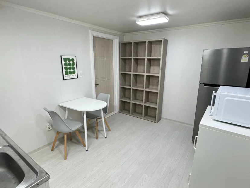 Dining nook with a round table, chairs and storage shelving (Listing ID : 45817)