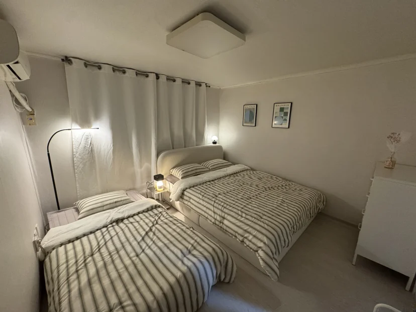 Bedroom with two beds, a floor lamp and a dresser (Listing ID : 45817)