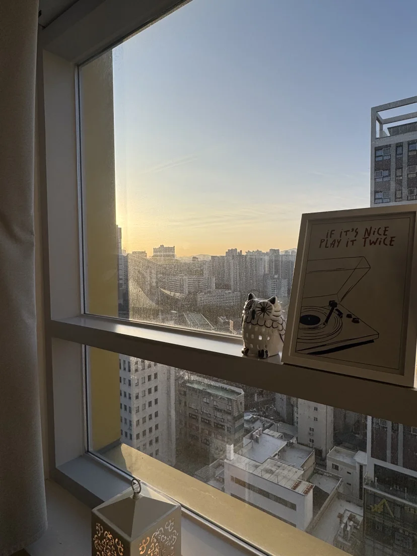 Loft window seat with sunset cityscape, art print and antique vinyl decoration (Listing ID : 45885)