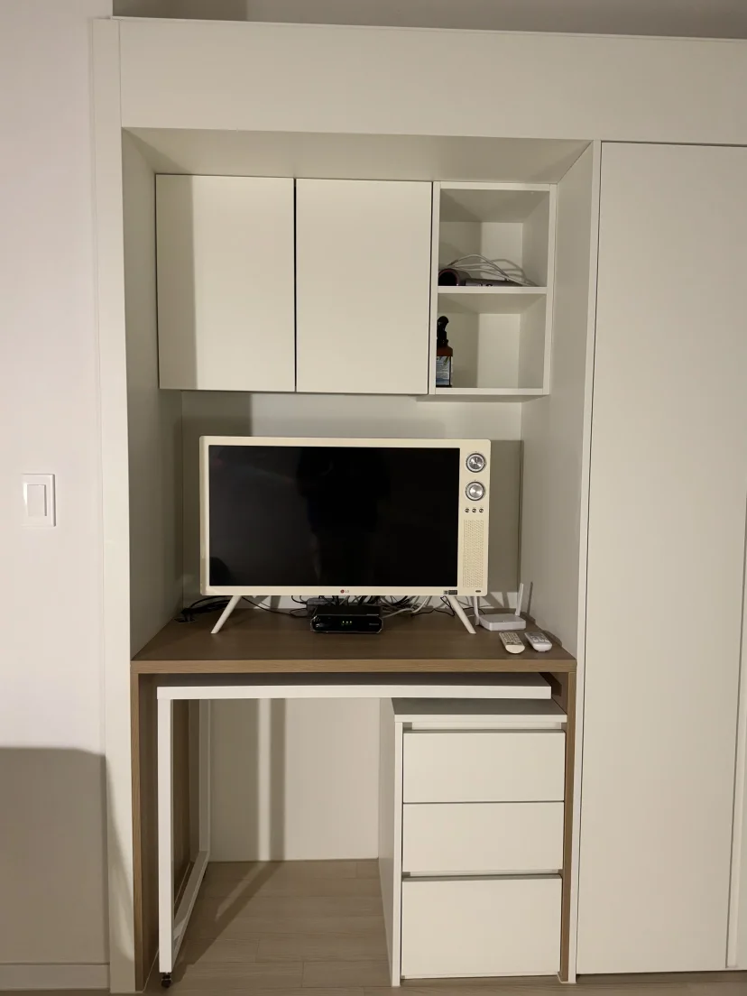 Built-in desk with small TV, drawers and overhead cabinets in the loft studio (Listing ID : 45885)