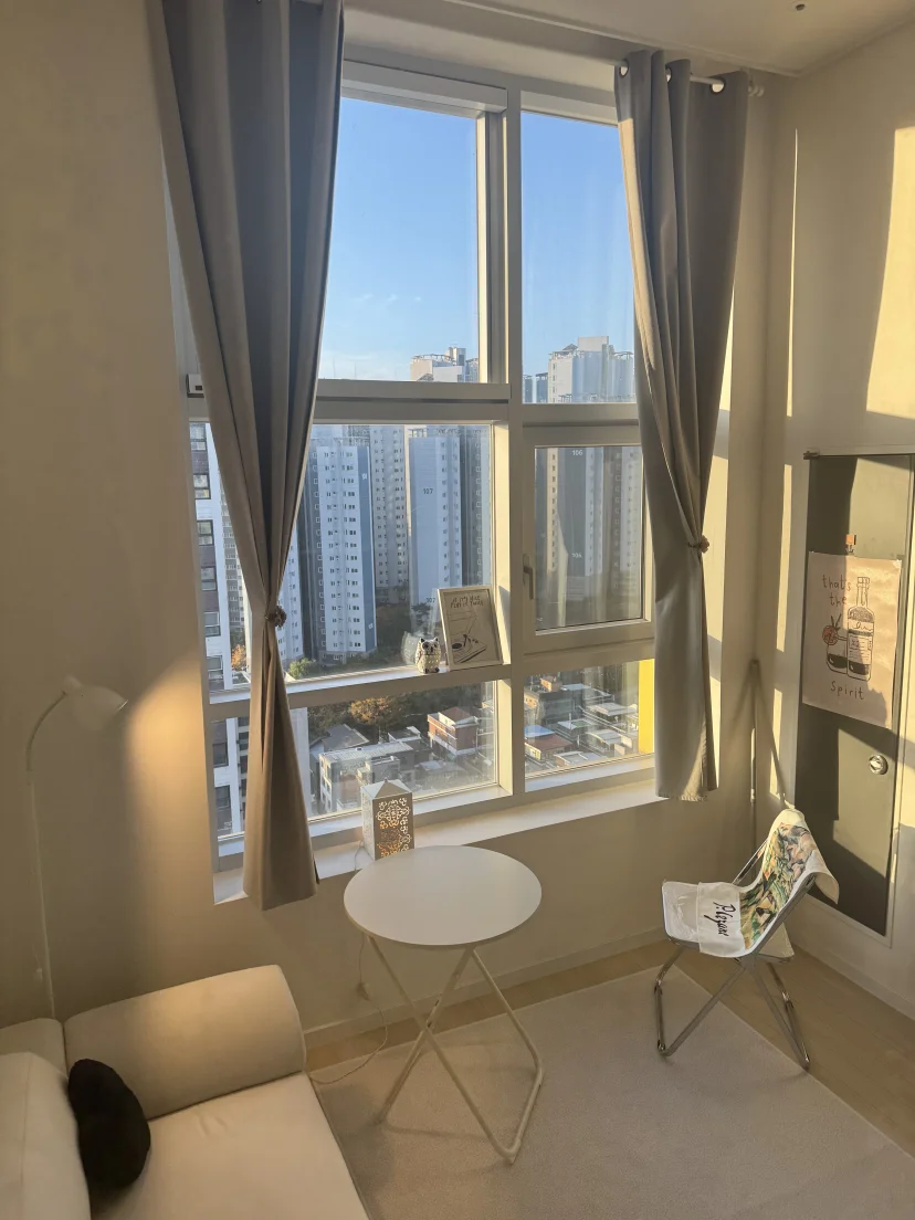 Bright window seat with daytime city view and folding chair (Listing ID : 45885)