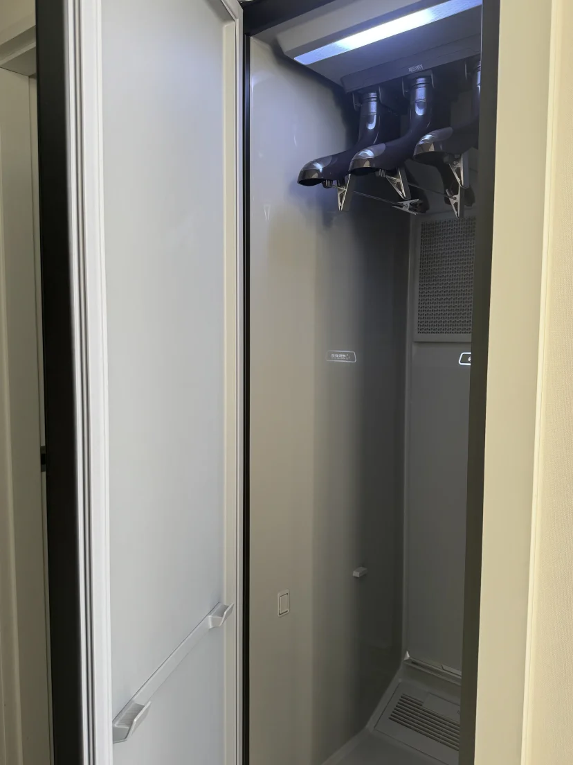 Built-in clothing styler closet with multiple hangers (Listing ID : 45885)