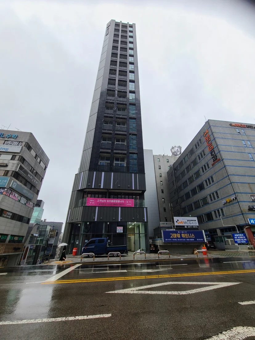 Tall black tower on a rainy Seocho street corner (Listing ID : 14692)
