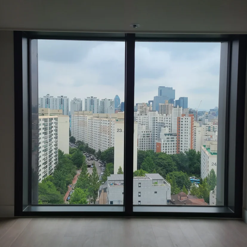 Full-height window looking out over apartment blocks and the skyline (Listing ID : 14692)