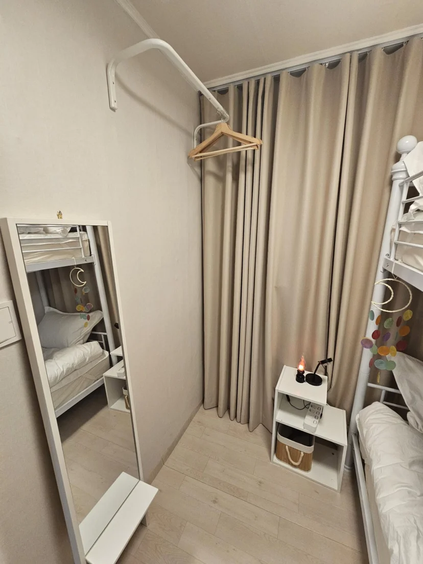 Bunk bed with full-length mirror and curtained closet alcove (Listing ID : 46711)