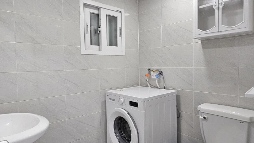 Bathroom with washing machine, toilet and washbasin (Listing ID : 46906)