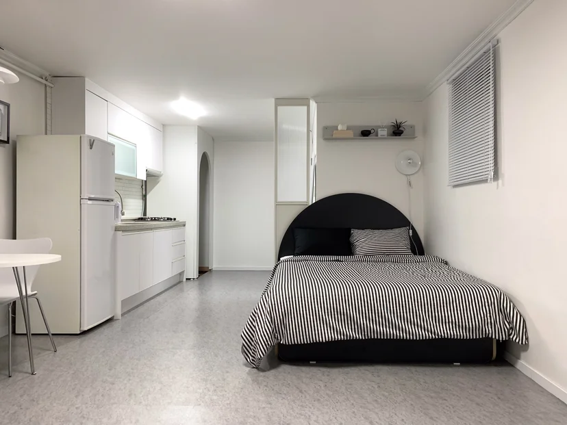 Bed and window corner of the studio (Listing ID : 38554)