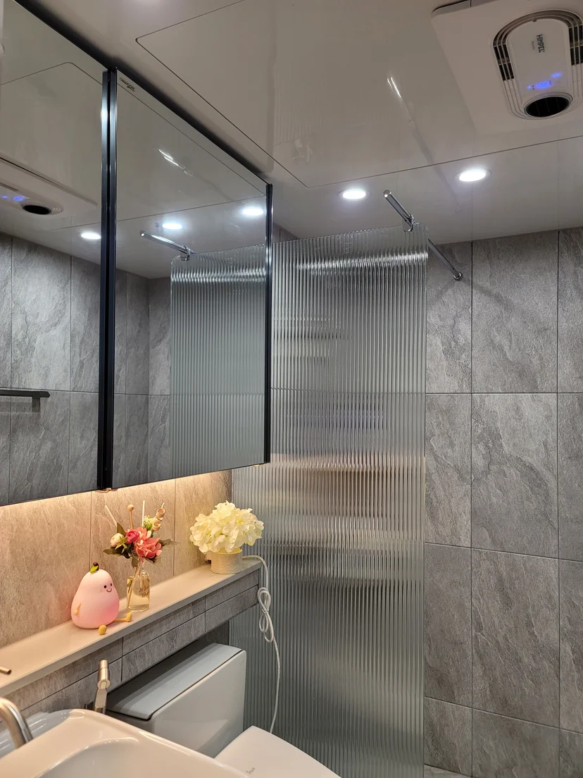 Bathroom with bidet toilet and fluted-glass shower (Listing ID : 37518)