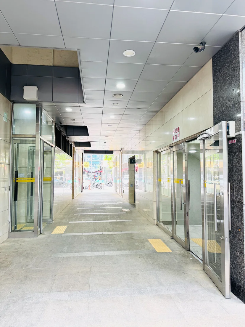 Covered building entrance with glass doors onto the street (Listing ID : 39296)