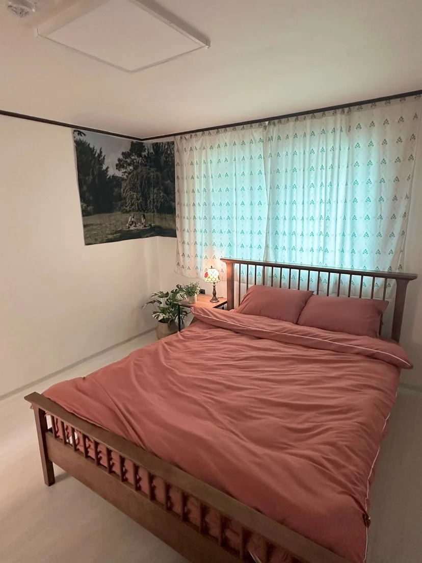 White bedroom with ruffled bedding and a standing mirror (집 번호 : 25342)