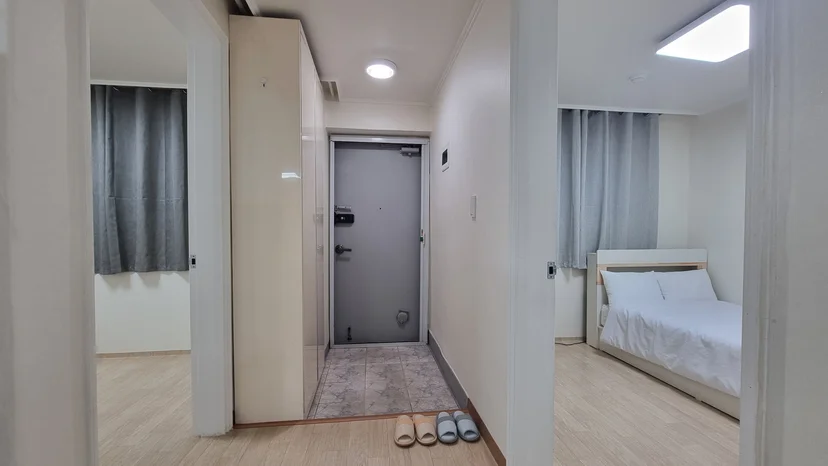 Entry hallway with the front door and a bedroom on each side (Listing ID : 37082)