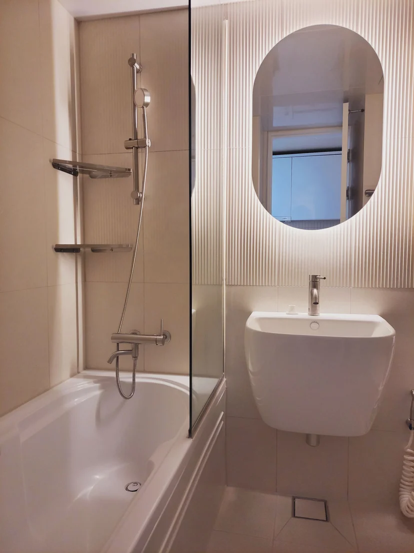 Renovated bathroom with a white soaking tub (집 번호 : 7997)