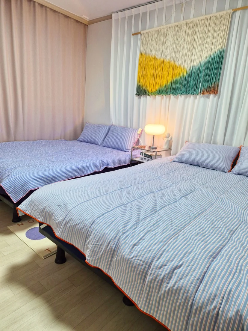 Twin bedroom with curtains and wood flooring (Listing ID : 20556)