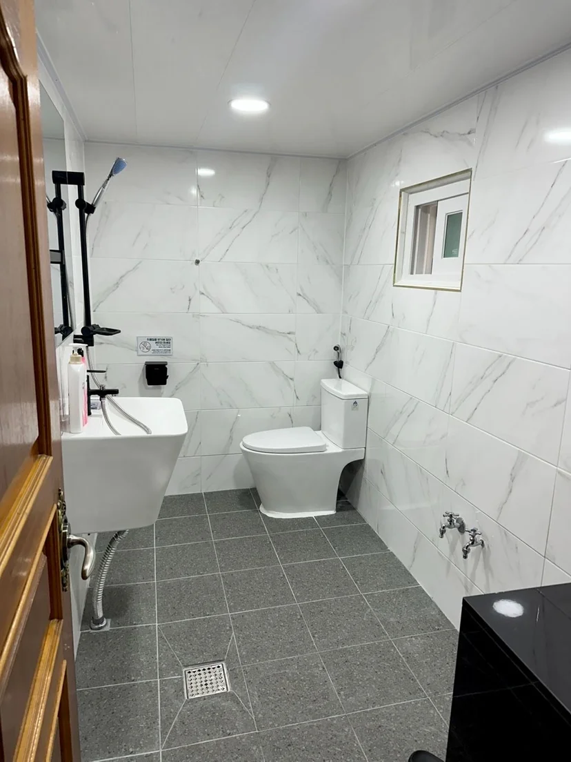 Bathroom with marble-look tiles, sink and toilet (Listing ID : 25342)