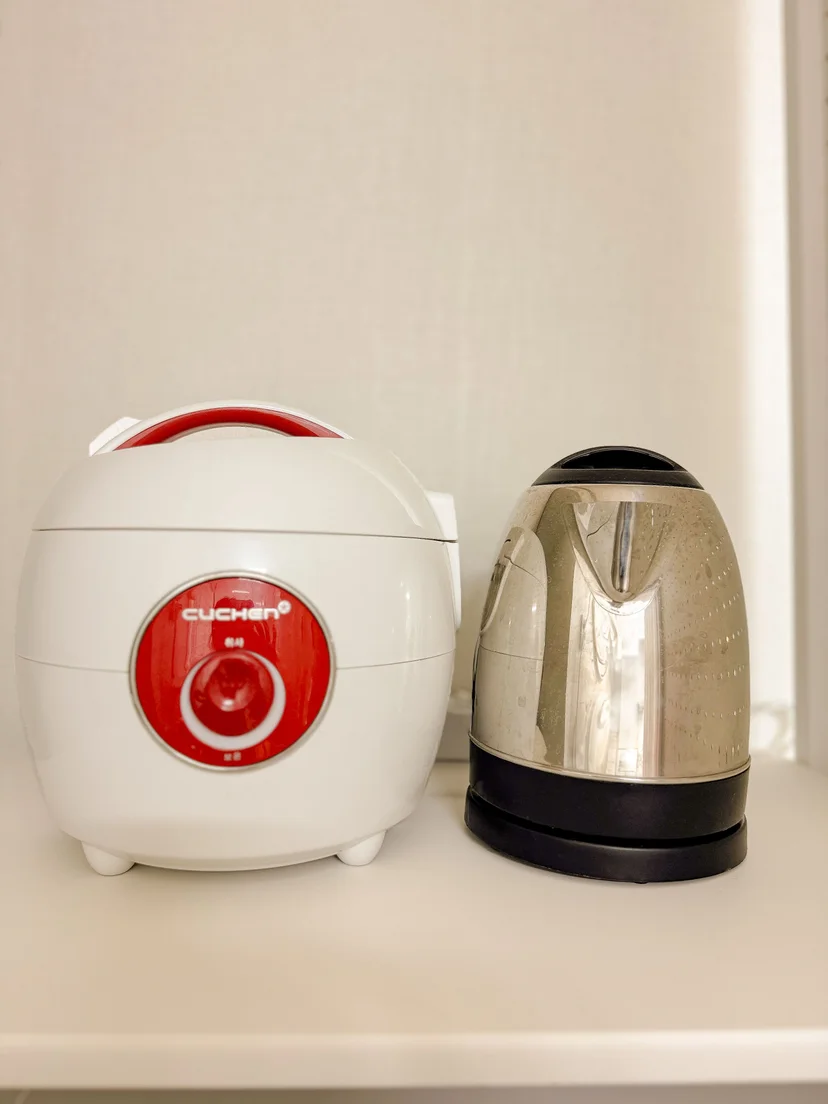 Cuchen rice cooker and electric kettle in the studio kitchen corner (Listing ID : 43555)