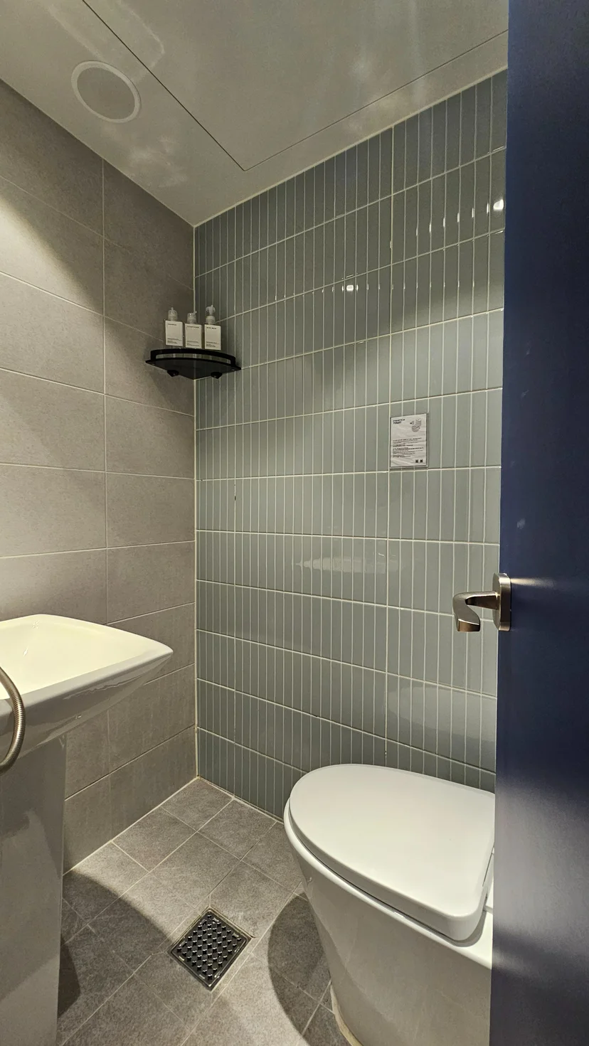 Bathroom with green-tiled wall and white fixtures (집 번호 : 41096)