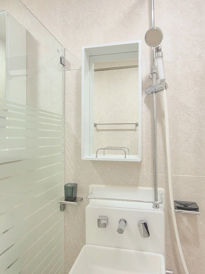 Bathroom with handheld shower, basin and frosted glass panel (Listing ID : 36403)
